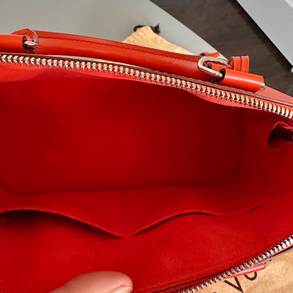 Louis Vuitton Alma handbag in Piment Epi leather PM with silver-tone hardware. - Picture 12 of 16